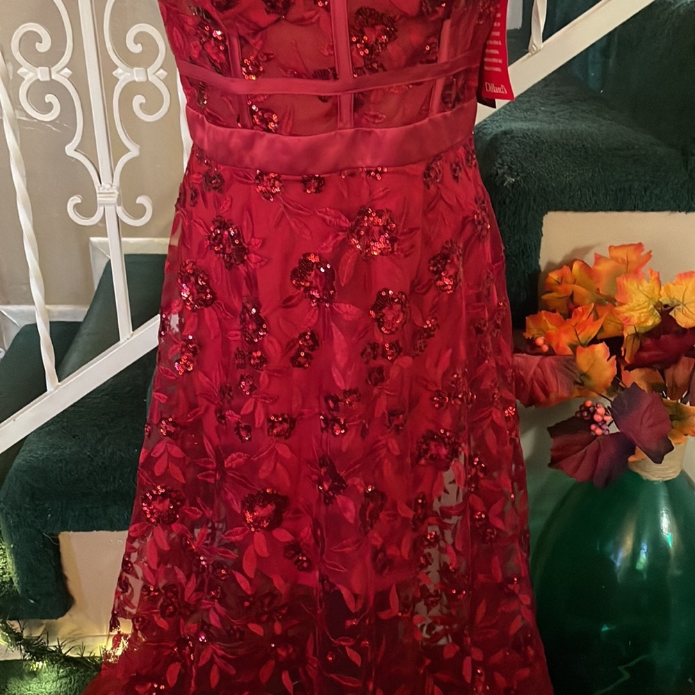Blondie Nites - Red Gown - Picture 4 of 10